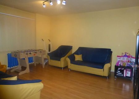 3 camere de vanzare Vitan Mall