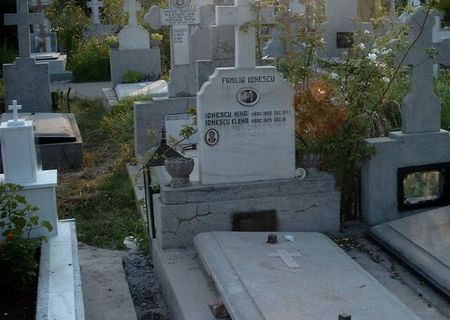 Acum Vand loc de veci in cimitirul Pantelimon 2, la 30 m de capela, lucrare, 2 cripte cu cruce si postament de marmura. Acte la zi, liber