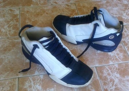 Adidasi REEBOK foarte putin folositi , stil gheata , marimea 44 , perfecti pentru baschet !
