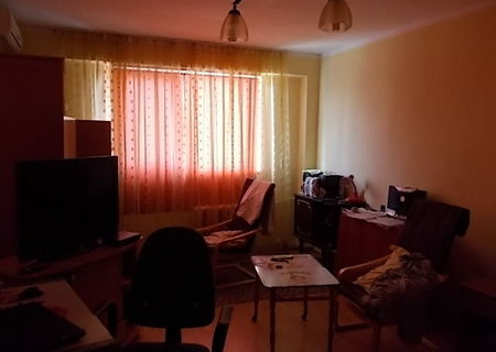 ap 1 cam amplasat pe mijlocul blocului departe de lift foarte calduros pe timp de iarna