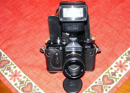 Aparat foto Zenit EM cu blitz TTL