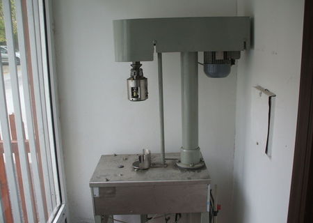 Aparat montat dopuri metalice cu filet