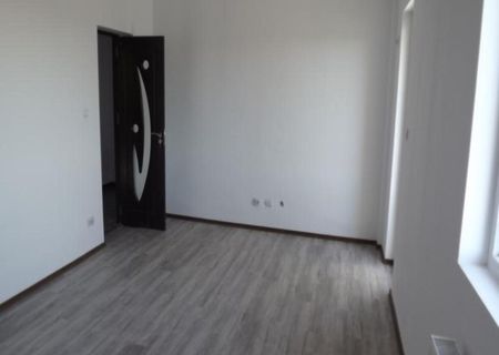 Apartament 3 camere , curte proprie, disponibil imediat !!!!!