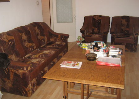 Apartament 3 camere semidecomandat mobilat