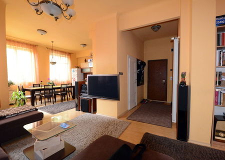 Apartament 3 camere ultracentral curte comuna Apartament 3 camere ultracentral curte comuna