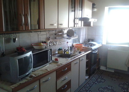 apartament 3 camere,zona Tractorul