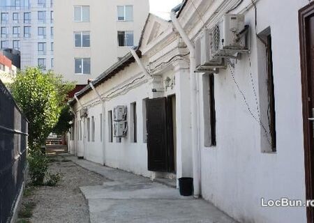 apartament 4 camere in vila parter inalt, cu o camera la demisol, mobilat si utilat, 100 mp utili, 2 bai, camara pivnita, garaj in curte, pret 300000 euro, aproape Bulevardul Marasesti, Camera de Comert, Manastirea Radu Voda, Spitalul Bucur