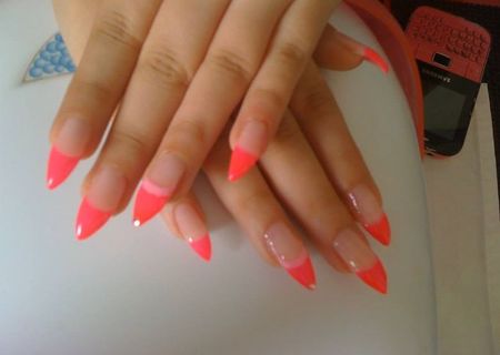 Aplic unghii false la domiciliul meu sau al clientei!