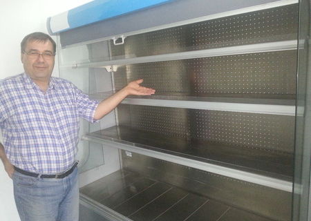 aproape noi: vitrine frigorifice, cuptor paine, refrigerator, rafturi modulare