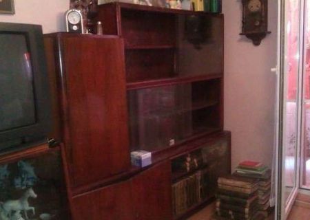 Biblioteca cu vitrina