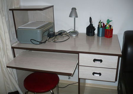 Birou cu sertar mobil pentru tastatura