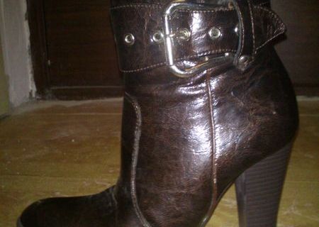 Botine din piele lacuita