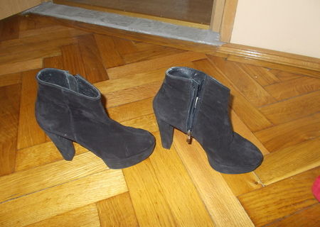 BOTINE negre piele intoarsa