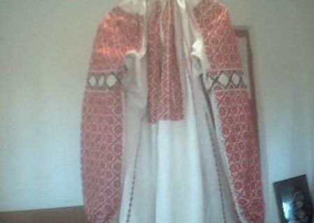 Cămăşi cusute vechi de peste 70 de ani