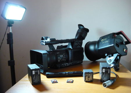Camera video PANASONIC HMC151 impecabila + LAMPA VIDEO leduri + LUMINI mari + alte ACCES0RII foarte utile