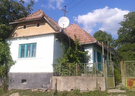Casă bătrânească la 30 km de Sighisoara Casă bătrânească la 30 km de Sighisoara