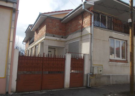 Casa cu 4 camere zona 14 Mai