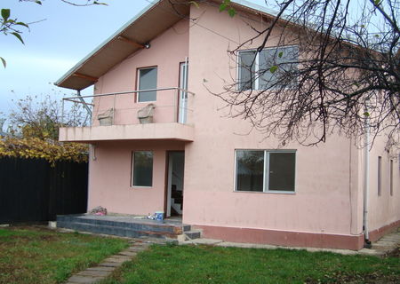 casa cu mansarda si curte