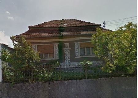 Casa de vacanta cu mansarda, semidecomandata, zona centrala