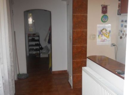 Casa la curte Casa la curte
