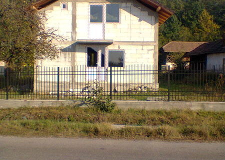 Casa la rosu Casa la rosu