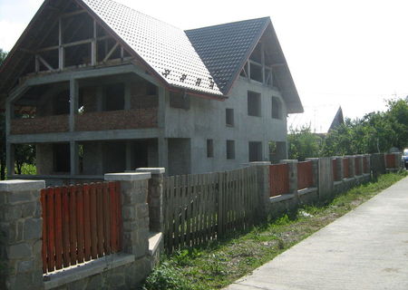 Casa la rosu Maneciu Pamanteni Casa la rosu Maneciu Pamanteni