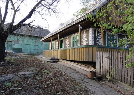 Casa la tara, in comuna Dragoiesti