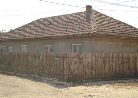 CASA SI TEREN DE VANZARE