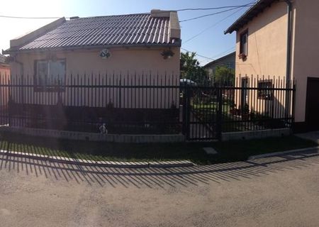 Casa vanzare , doua corpuri+gradina