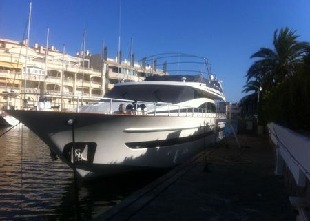 Cautam 2 hostess pentru Yacht