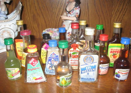 colectie miniatura sticlute bautura mini bar decor lichior whiskey coniac brandy