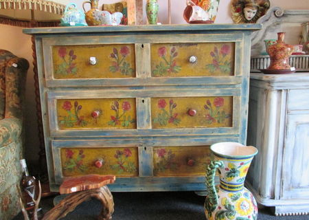 Comoda albastra cu motive florale Comoda albastra cu motive florale