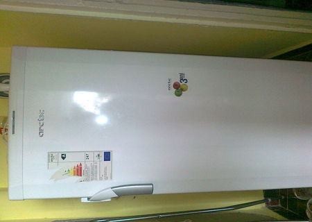 Congelator vertical marca ARCTIC.