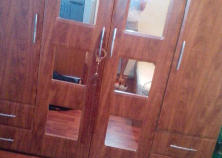 cuplu inchiriem camera intr-un apart cu 2 camere decom