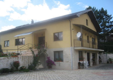 Dau in chirie apartament 2 camere in vila