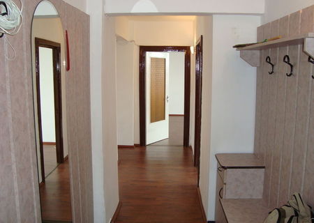 Dau in chirie apartament 4 camere in zona Cantemir