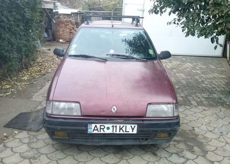 Dau renault cu piese cu tot Dau renault cu piese cu tot