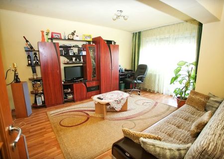 DE VANZARE APARTAMENT 3 CAM.