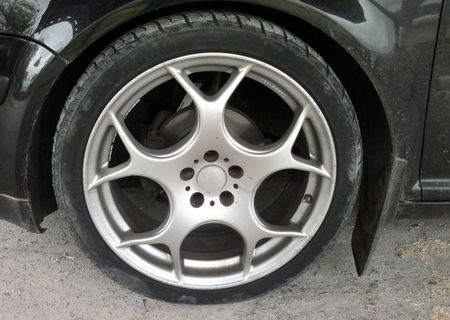 De vînzare 4 genți de magneziu și 4 cauciucur 225/40/R18i pt. Golf 4