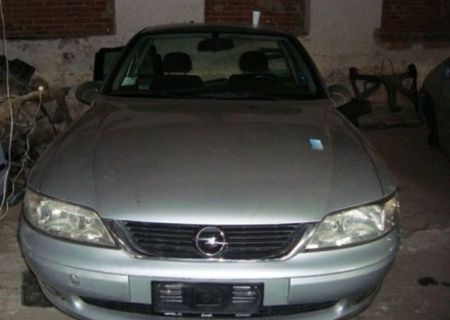 Dezmembrez Opel Vectra B