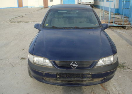 Dezmembrez Opel Vectra B