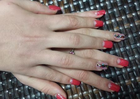 Extensii unghii cu gel