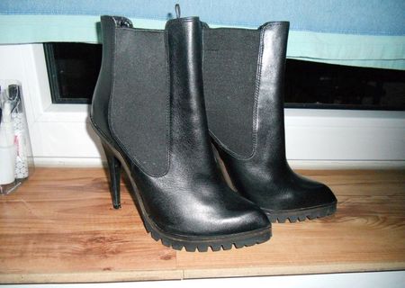 EXTREM DE ELEGANTE! CA NOI! Botine ZARA negre din piele. EXTREM DE ELEGANTE! CA NOI! Botine ZARA negre din piele.