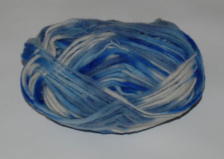 Fir cu lana 75%,grosime neregulata, degrade alb-bleu Fir cu lana 75%,grosime neregulata, degrade alb-bleu