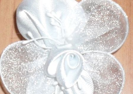 Flori de pus in piept invitati nunta