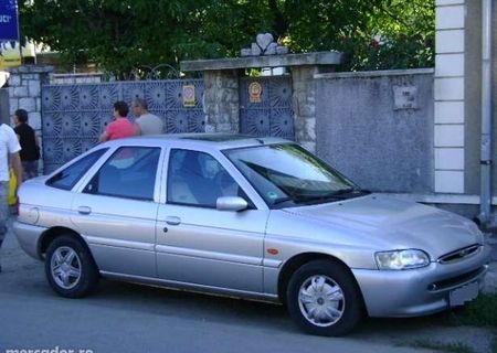 Ford escort model ghia anul 1996