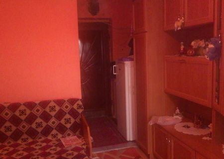 garsoniera zona soarelui,etaj 4,intre interex si billa!!