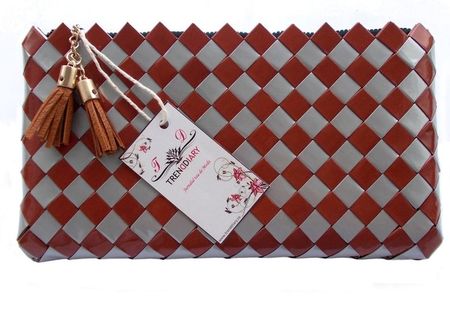 Geanta plic handmade din hartie plastifiata Geanta plic handmade din hartie plastifiata