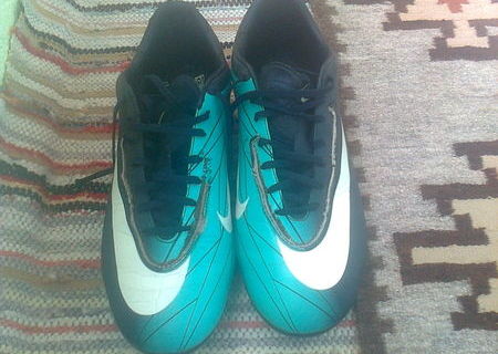 Ghete de fotbal nike mercurial