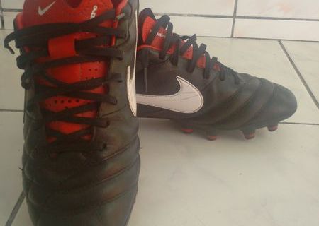 Ghete fotbal Nike Tiempo
